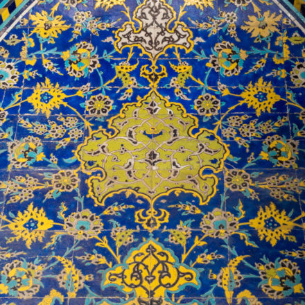 Kunstvoll verzierte Fliesen in der Freitagsmoschee von Isfahan