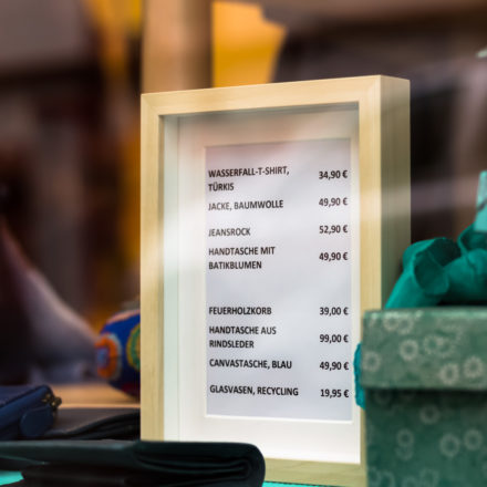 Preisauszeichnung im Schaufenster im Weltladen Weilburg ZWEI. Kisii Fair Trade Blog