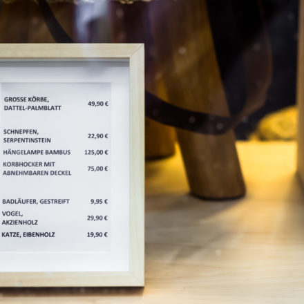 Preisauszeichnung im Schaufenster im Weltladen Weilburg ZWEI. Kisii Fair Trade Blog