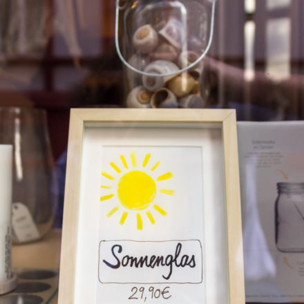 Preisauszeichnung für das Sonnenglas im Schaufenster im Weltladen Weilburg ZWEI. Kisii Fair Trade Blog