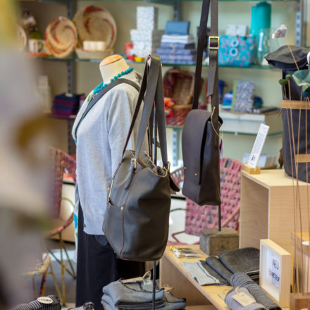 Präsentation von Taschen mit selbst gefertigten Taschenständern im Weltladen Weilburg ZWEI. Kisii Fair Trade Blog