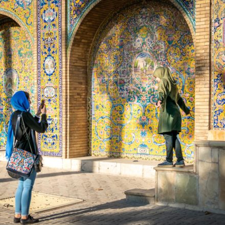 Die Höfe und Fassaden des Golestan-Palastes sind auch bei iranischen Jugendlichen eine beliebte Kulisse für Fotos.
