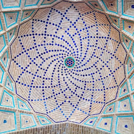 In der Vakil-Moschee in Shiraz schmücken besonders viele Blumen- und Vogelmosaiken die Säulen und Fassaden.