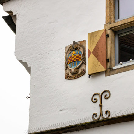 Wappen von Johan Lethmate. Darin zu sehen sind die Ären für Wohlstand, in der Mitte das Schachbrett für Weisheit und ganz oben der Löwe für Stärke.